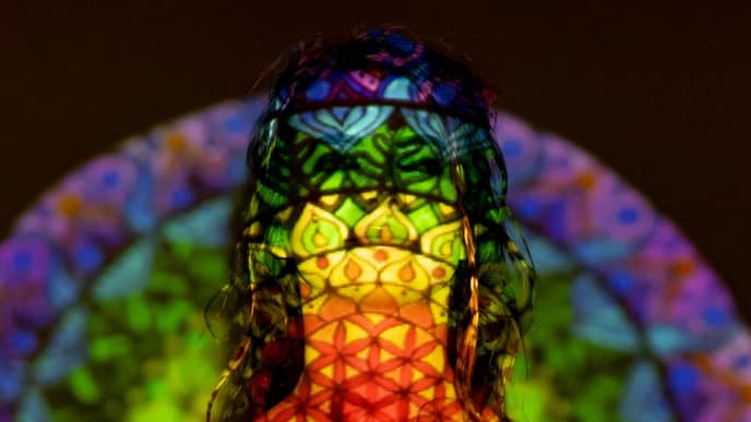Frau in buntem Licht