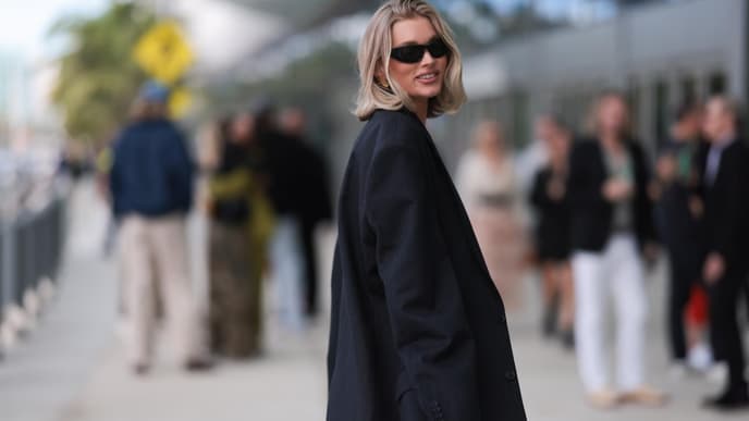 Elsa Hosk in einem schwarzen Blazer