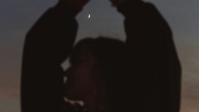Frau mit Mond im Hintergrund