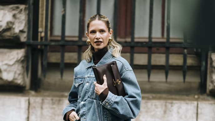 Frau in Jeansjacke