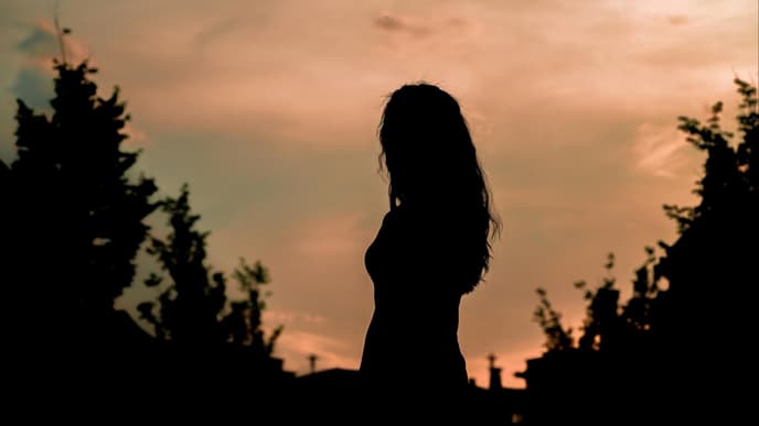 Silhouette einer Frau im Wald