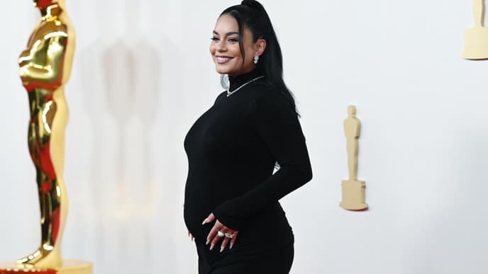 Vanessa Hudgens mit Babybauch auf dem Red Carpet der Oscars 2024
