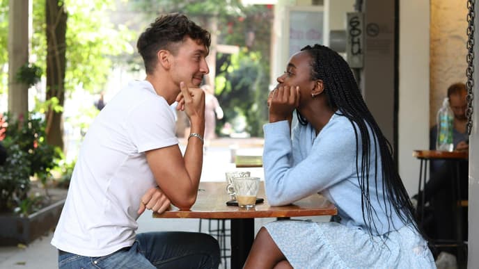 Pärchen schaut sich in die Augen auf Date