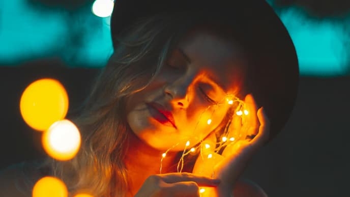 Frau hält eine Lichterkette in der Hand