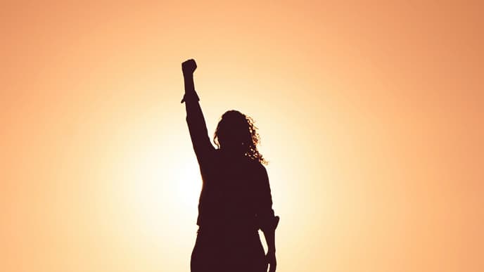 Silhouette einer Frau vor dem Sonnenaufgang