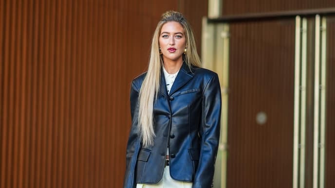 Emili Sindlev in Bermuda Shorts