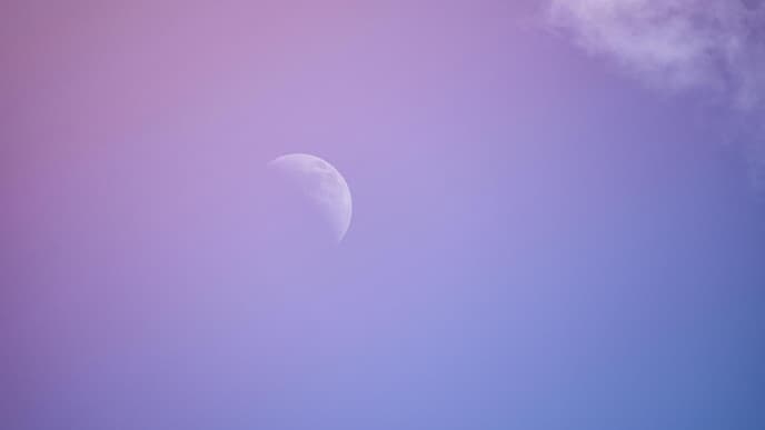 Mond am rosafarbenen Himmel