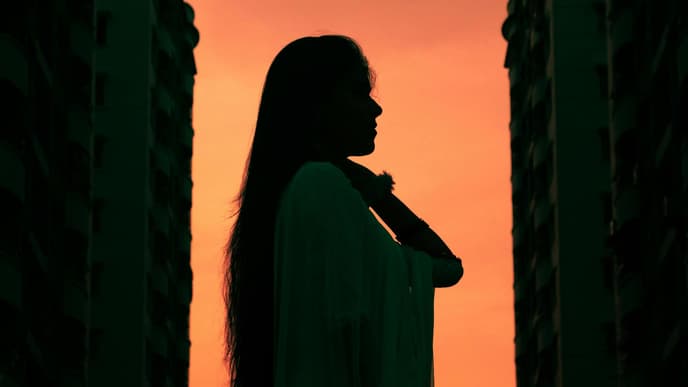 Silhouette einer Frau mit langen Haaren