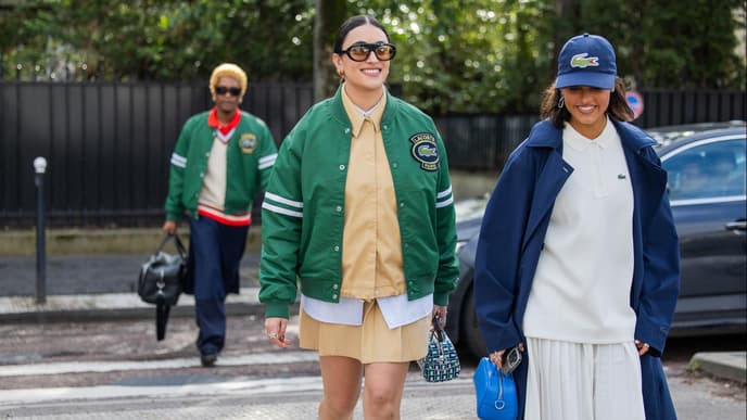 Zwei Frauen in sportlichen Fashion-Looks