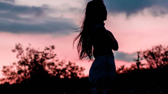 Silhouette einer Frau mit langen Haaren