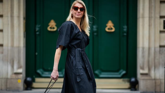 Frau in schwarzem Wickelkleid