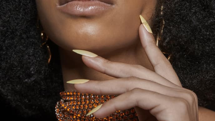 Alle It-Girls tragen diesen Sommer "Butter Yellow Nails" 