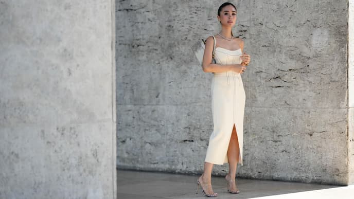 Kleine Frauin einem Midikleid