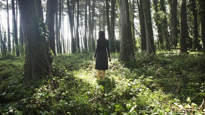 Frau im Wald