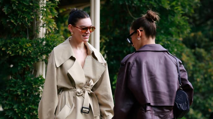 Zwei Frauen auf der Australian Fashion Week