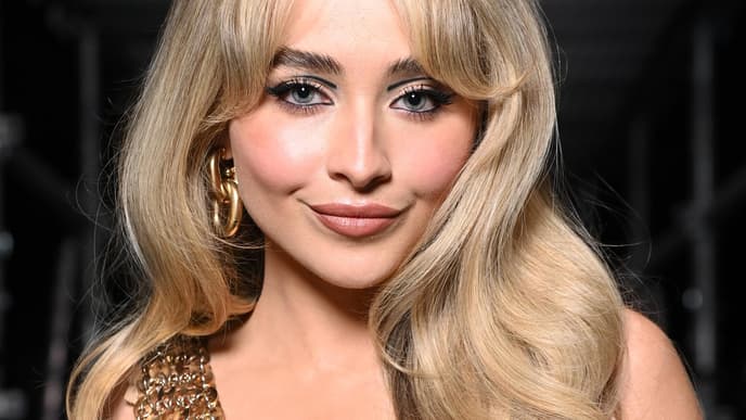 Sabrina Carpenter trägt einen Pony