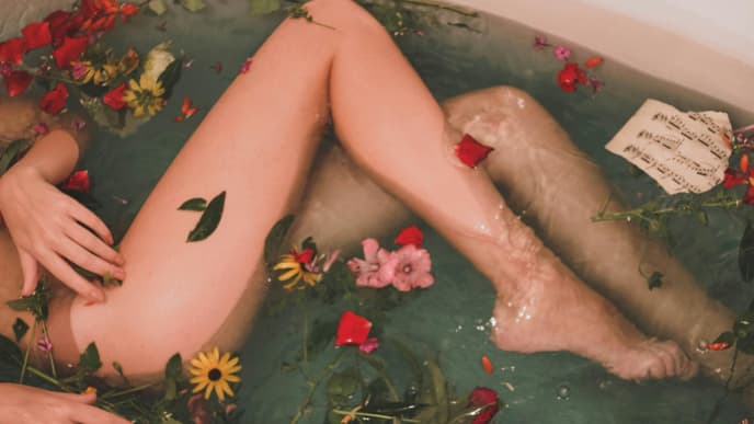 Frau in Badewanne