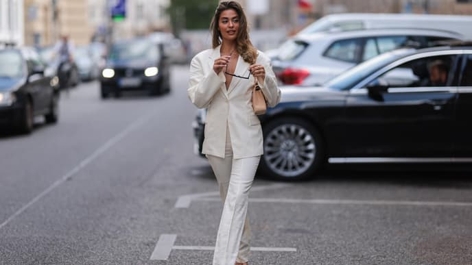 Frau in weißem Outfit