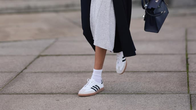 Frau mit Adidas Samba 