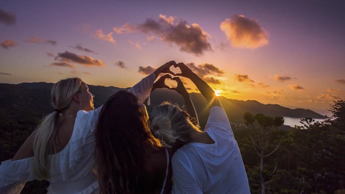 Sonnenuntergang und 3 Frauen