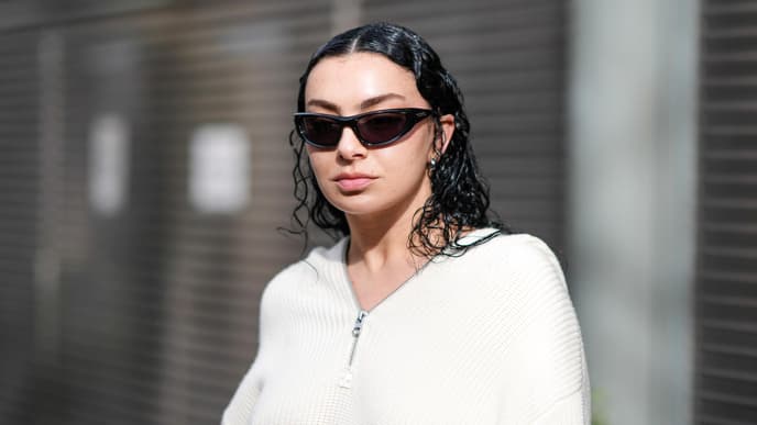 Brat Girl Charli XCX mit Sonnenbrille