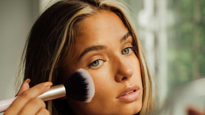 Frau trägt Blush auf