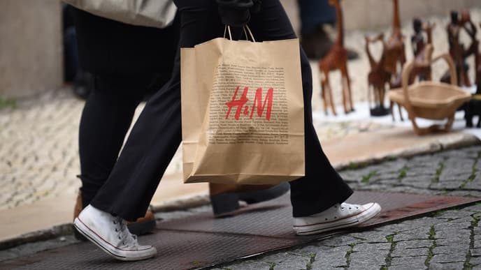 Große Größen bei H&M: Passant trägt Tüte im Sale 