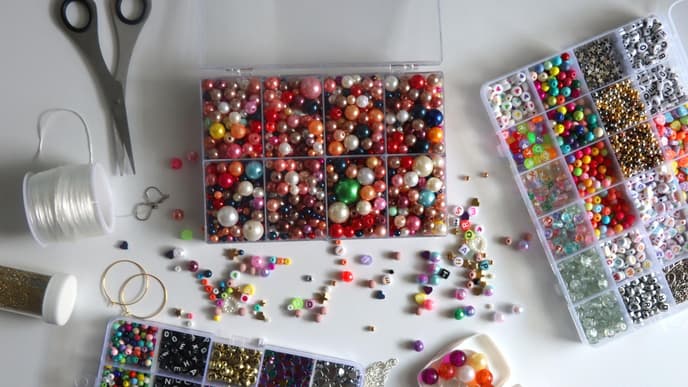 Perlenarmband wird mit bunten Perlen selber gemacht