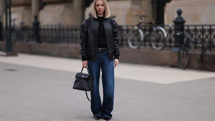 Frau mit Wide Leg Jeans