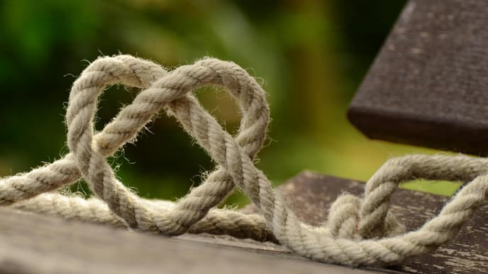 Bondage Seil zum Herz geformt