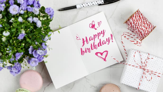 Karte mit "Happy Birthday"-Aufschrift