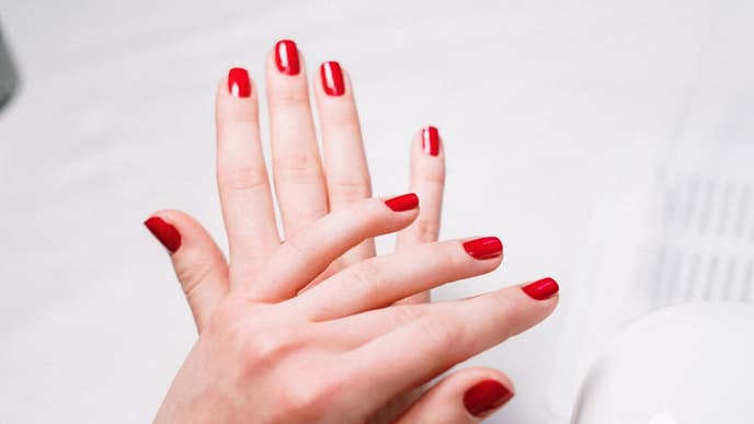 Kurze Shellac Nägel rot