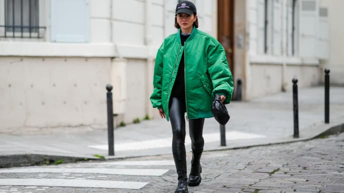 Frau in Lederleggings
