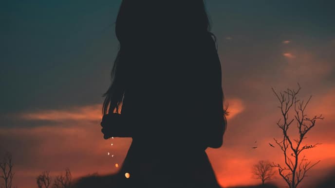 Silhouette einer Frau vor einem Sternenhimmel