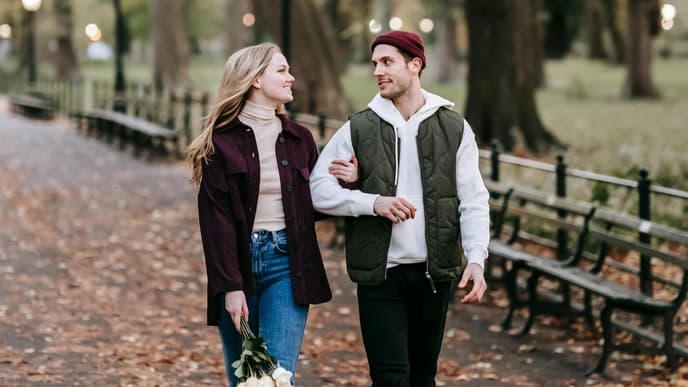 Frau und Mann gehen Arm in Arm