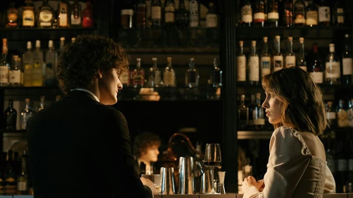 Mann und Frau an der Bar