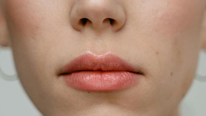 Frau mit vollen Lippen