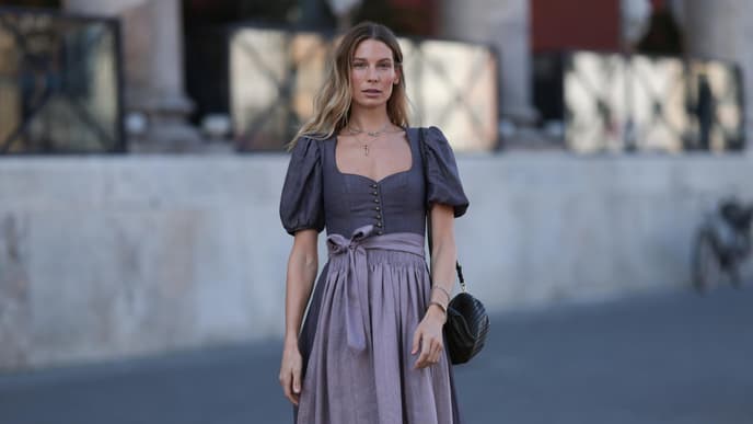 Frau im Dirndl auf Oktoberfest