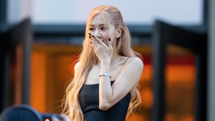 Rosé von Blackpink zeigt ihre Nägel