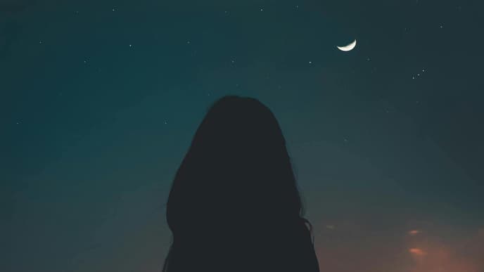 Frau im Sonnenuntergang