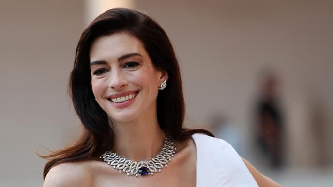Anne Hathaway in weißem Kleid
