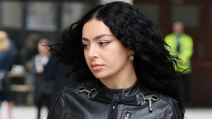 Charli XCX mit Eyeliner