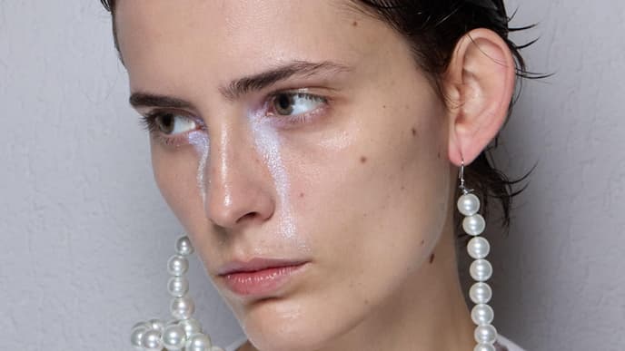 Frau im Frosty Make-up-Look