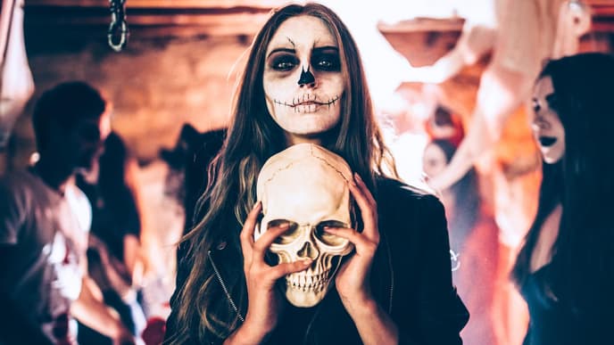 Frau mit Halloween-Verkleidung