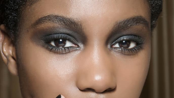 Frau mit Smokey Eyes