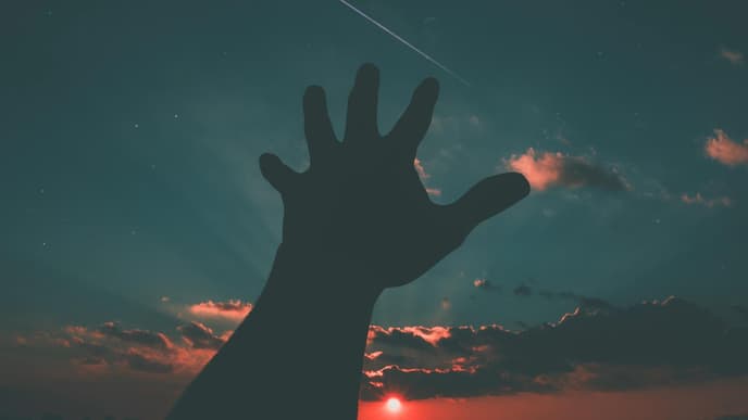 Hand greift nach Mond