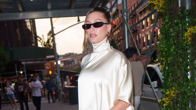 Hailey Bieber in einem Rollkragen-Kleid
