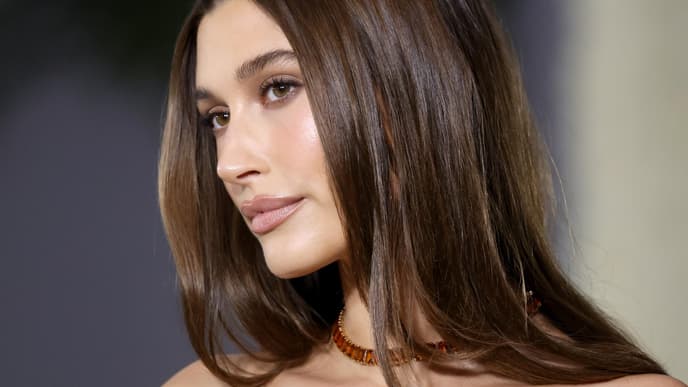 Hailey Bieber in braunem Oberteil 