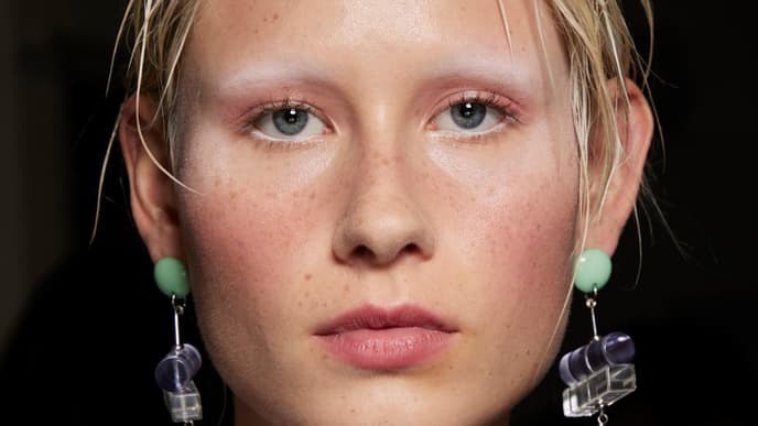 Model trägt Pastell-Make-up