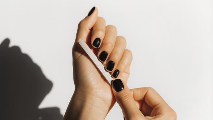 Schwarze Nägel und Nagelfeile
